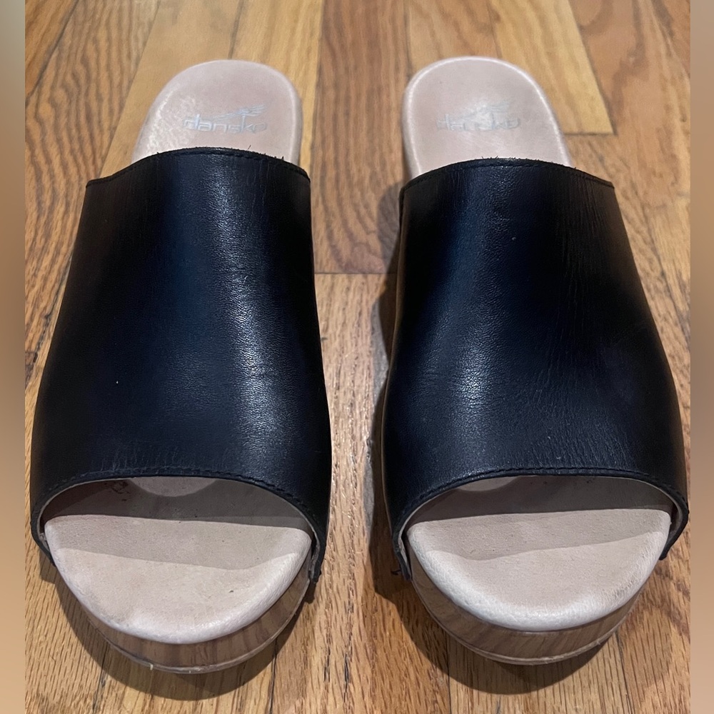 Dansko Size 40 clogs/sandals